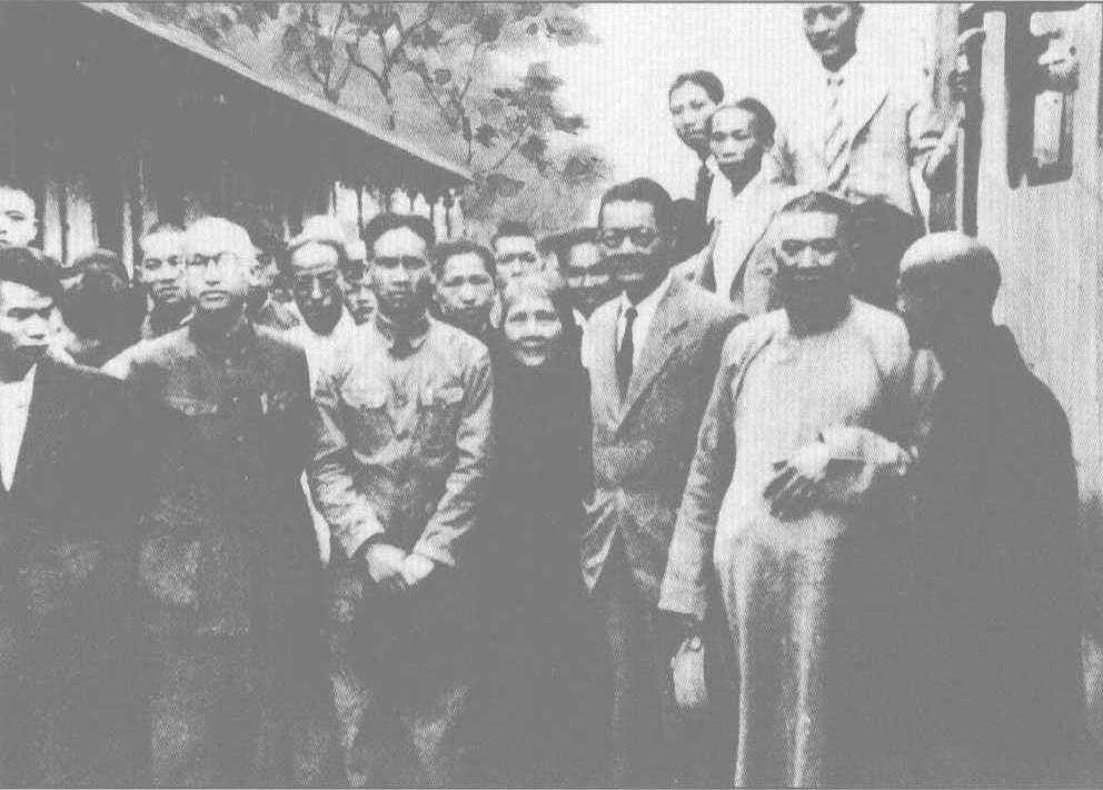 泰国中华总商会主席、爱国侨领蚁光炎积极带领泰国华侨开展抗日救国活动。1939年11月21日在曼谷遇害。图为蚁光炎(前排左5)在泰国各地宣传抗日